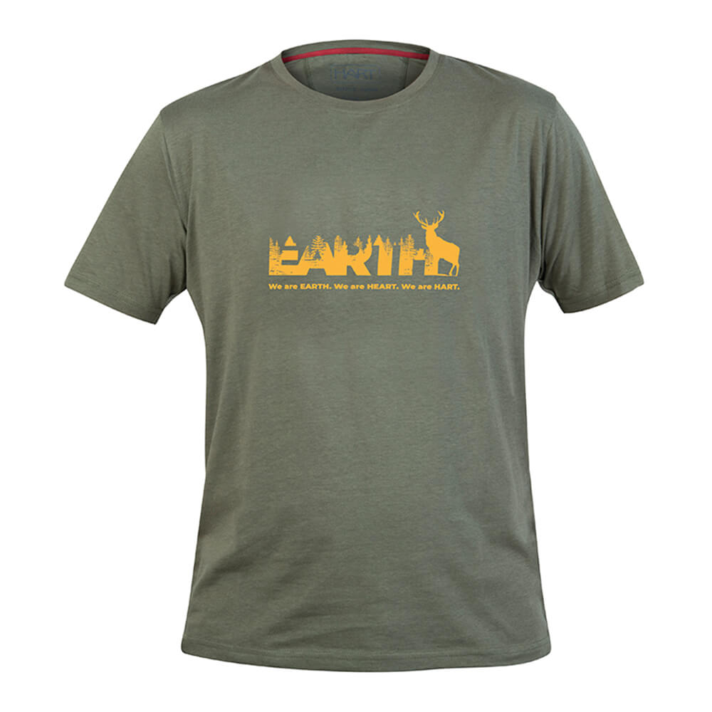 Das Hart Herren T-SHirt Earth in Dusty Olive mit Aufschrift Earth auf der Brust und. Rippstrickkragen besteht aus Baumwolle und Bambus und ist atmungsaktiv, antibakteriell und schützt vor Sonne. Bild auf weißem Hintergrund.